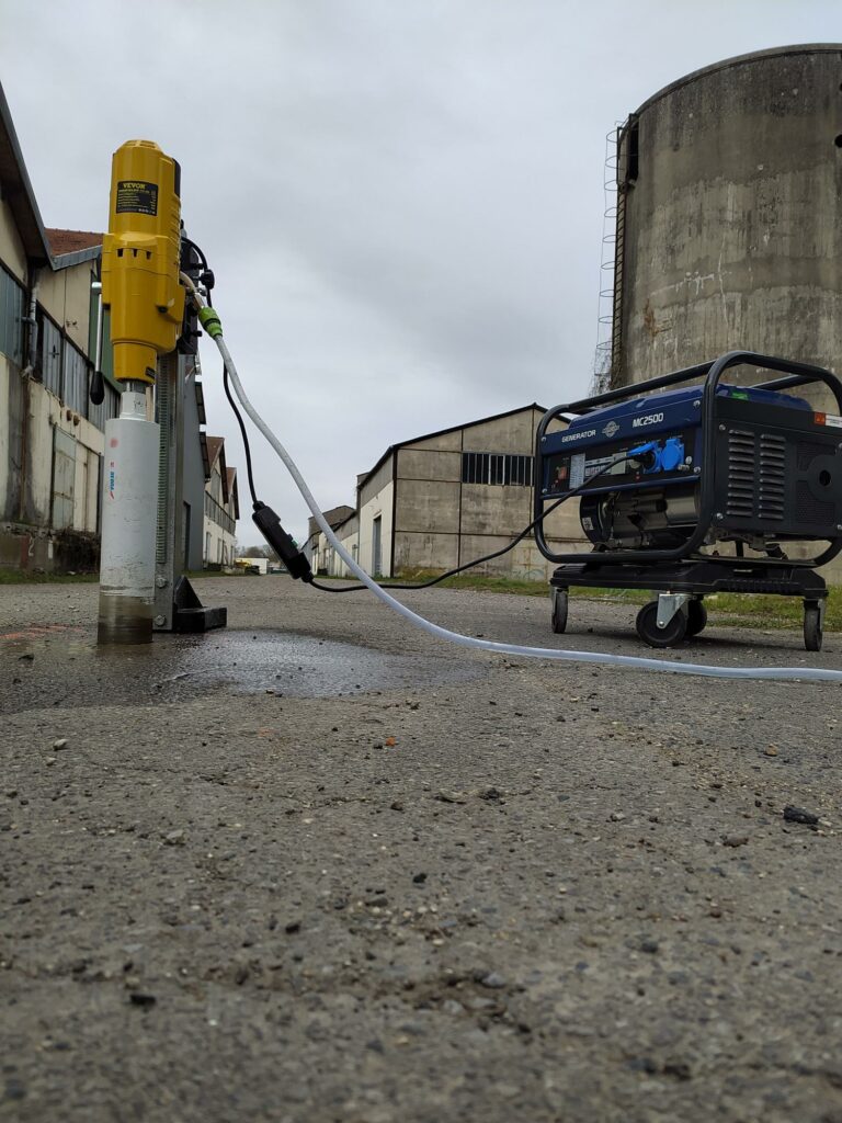 Dans le cadre d’un repérage HAP dans l’Oise, Almidiag prélève par carottage des échantillons de matériaux, avant envoi en analyse.